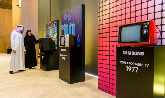 17일(현지시간) 아랍에미리트 두바이에 위치한 릭소스 호텔에서 열린 삼성전자 2019년형 QLED TV 출시 행사에서 방문객들이 삼성전자 TV의 역사가 담긴 제품들을 보고 있다. <삼성전자 제공>